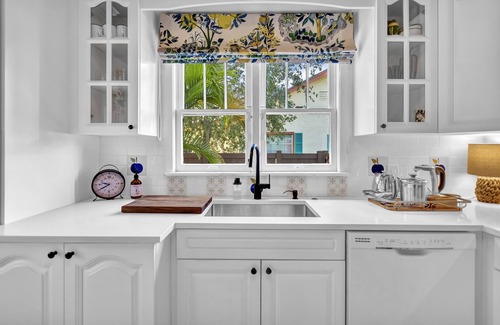 Pineapple Grove Arts District Cottage | Chateau Mango, historic cottage with a pool!