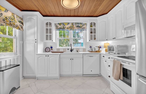 Pineapple Grove Arts District Cottage | Chateau Mango, historic cottage with a pool!