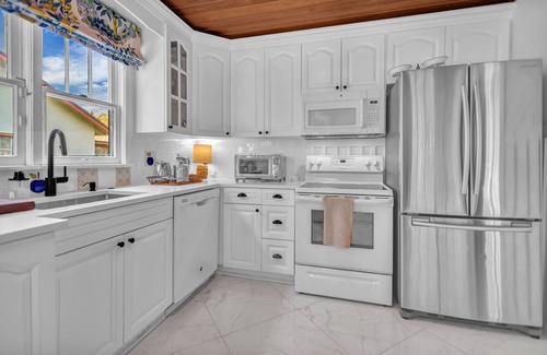 Pineapple Grove Arts District Cottage | Chateau Mango, historic cottage with a pool!