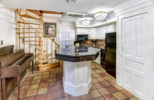 French Quarter Hotel | Chateau Orleans