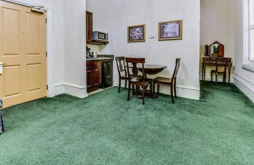 French Quarter Hotel | Chateau Orleans
