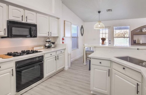 Mission Hills House | Chateau Sunset Vegas | Pool, Jacuzzi, Billiards