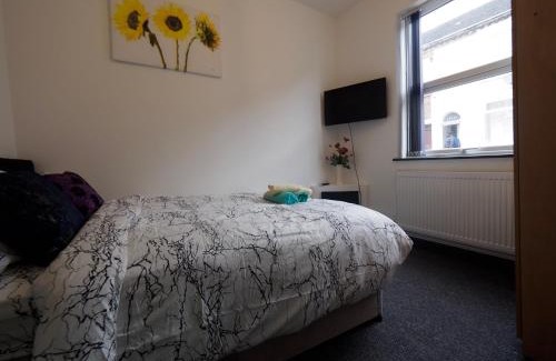 Stoke-on-Trent House | Chatham lodge Cosy Large Double Room 1