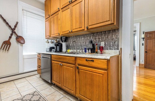 Dubuque Apartment | Check It Out! Great Location Large Priv w/Parking