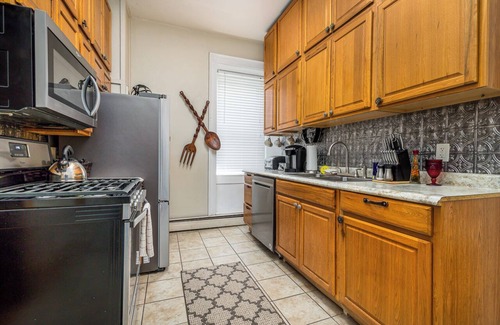 Dubuque Apartment | Check It Out! Great Location Large Priv w/Parking