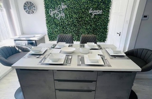 Bilston House | Check This! Premium 5-star Home From Home Retreat