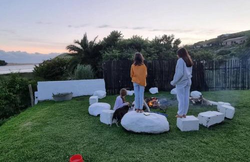 Mbotyi House | Cheerful 10 sleeper cottage - Shower with a view.