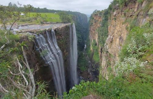Mbotyi House | Cheerful 10 sleeper cottage - Shower with a view.