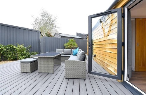 Guildford Cottage | Cheerful 1BD Cottage with Parking Nr Guildford