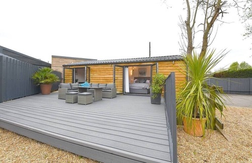 Guildford Cottage | Cheerful 1BD Cottage with Parking Nr Guildford