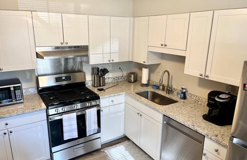 Tucker House | Cheerful 2 bedroom townhouse with indoor Fireplace