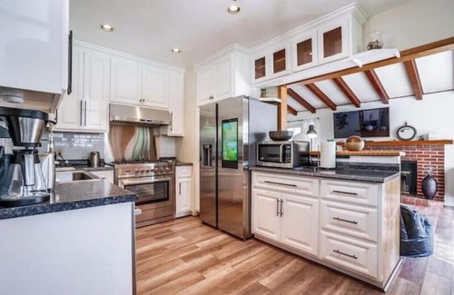 Woodland Hills House | Cheerful 2 bedroom home with free parking