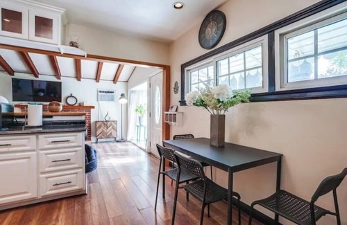 Woodland Hills House | Cheerful 2 bedroom home with free parking