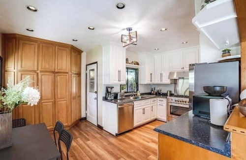 Woodland Hills House | Cheerful 2 bedroom home with free parking