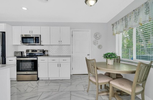 Fort Lauderdale House | Cheerful 2 bedroom Home, close to the beach