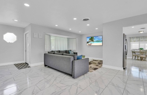 Fort Lauderdale House | Cheerful 2 bedroom Home, close to the beach