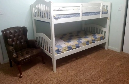 Durant House | Cheerful 3 bedroom 2 bathroom home.