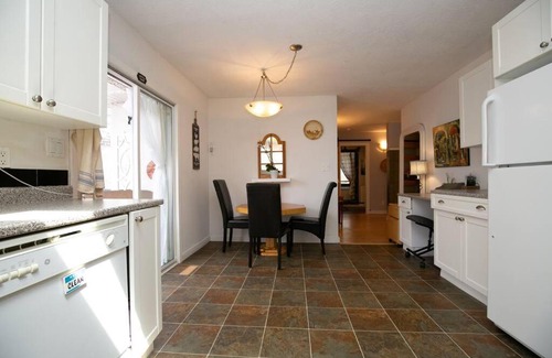 Langford Apartment | Cheerful 3-bedroom home near Glen Lake