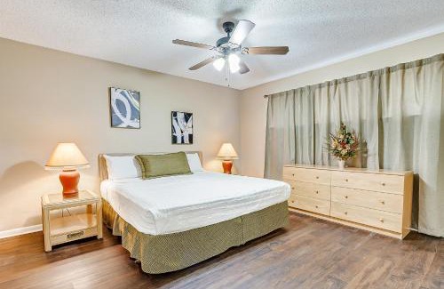 Northeast Houston House | Cheerful 3-bedroom home with indoor fireplace