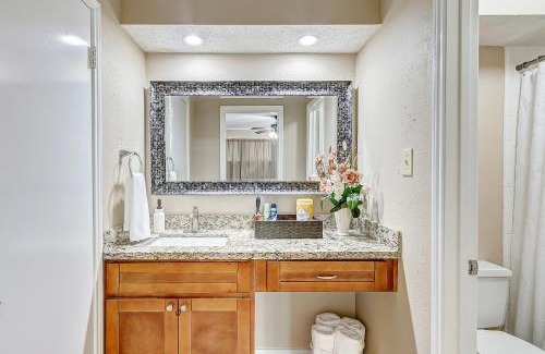 Northeast Houston House | Cheerful 3-bedroom home with indoor fireplace