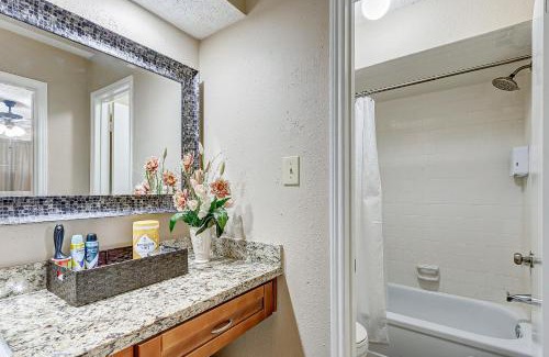 Northeast Houston House | Cheerful 3-bedroom home with indoor fireplace