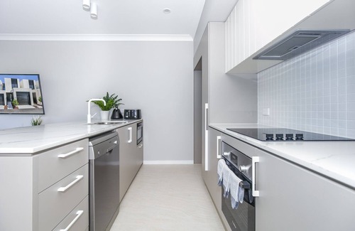 Helensvale House | Cheerful 3 Bedroom townhouse with Parking