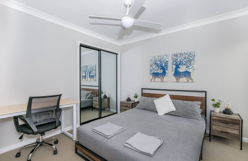 Helensvale House | Cheerful 3 Bedroom townhouse with Parking