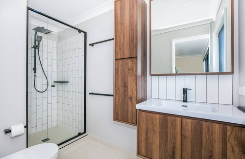 Helensvale House | Cheerful 3 Bedroom townhouse with Parking
