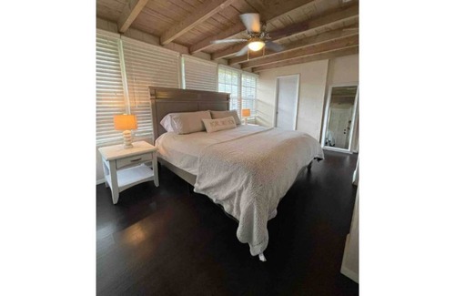 Pineapple Grove Arts District House | Cheerful 3-Bedroom Cottage/Heart of Dwntn Delray!!