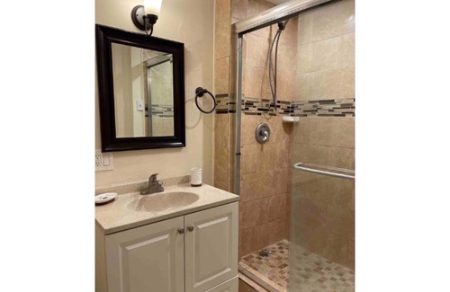 Pineapple Grove Arts District House | Cheerful 3-Bedroom Cottage/Heart of Dwntn Delray!!