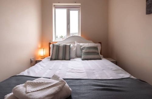 Holbrooks Other | Cheerful 4 bedroom house - sleeps 6 with parking