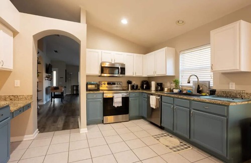 Riverview House | Cheerful 4 Bedroom Paradise with Pool and Hot Tub