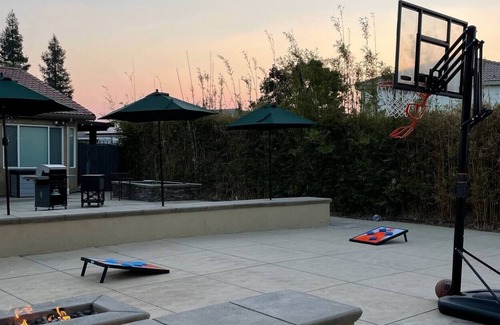 Greenacres House | Cheerful 4-bedroom home with pool