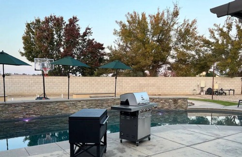 Greenacres House | Cheerful 4-bedroom home with pool