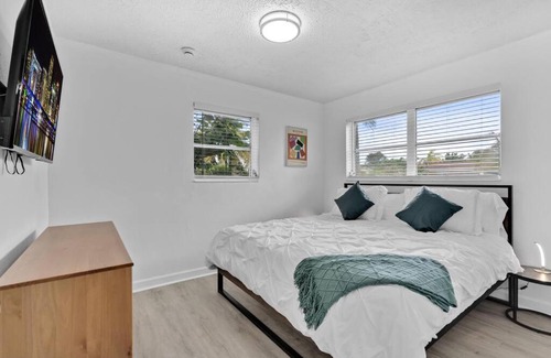 Pompano Beach House | Cheerful 4 BRs house with Pool, 10 mins to Ocean