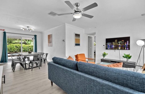 Pompano Beach House | Cheerful 4 BRs house with Pool, 10 mins to Ocean