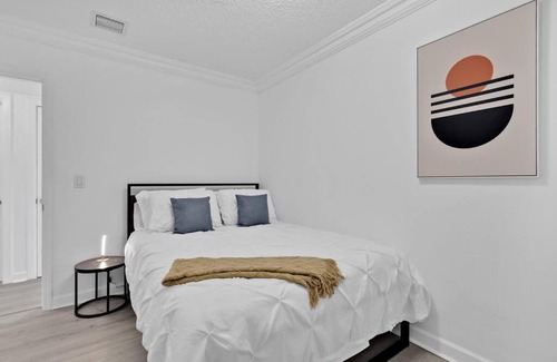 Pompano Beach House | Cheerful 4 BRs house with Pool, 10 mins to Ocean