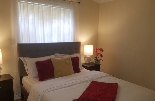 Greenacres House | Cheerful 5 bedroom vacation home & free parking