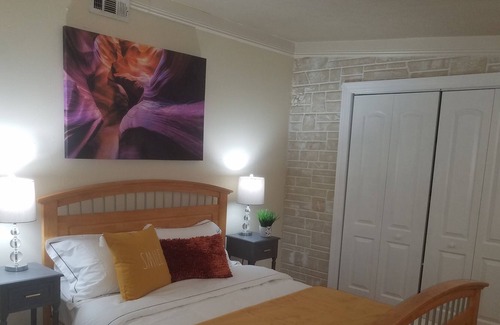 Greenacres House | Cheerful 5 bedroom vacation home & free parking
