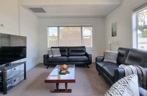 Remuera House | Cheerful 5 - Bedroom Home with Free Parking