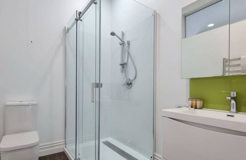 Remuera House | Cheerful 5 - Bedroom Home with Free Parking