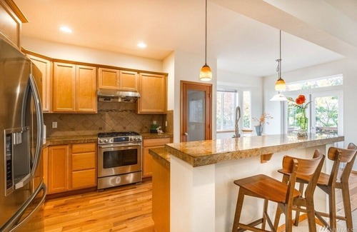 Alderwood Manor House | Cheerful 5 bedroom home on a cul-de-sac with free parking and side yard