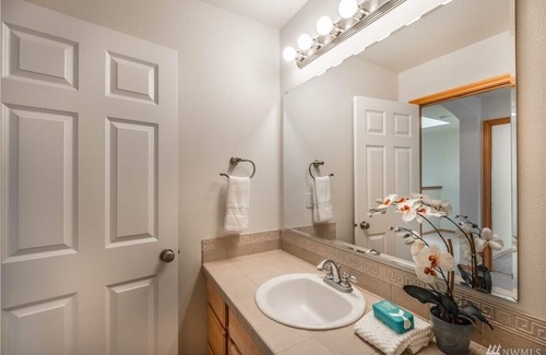 Alderwood Manor House | Cheerful 5 bedroom home on a cul-de-sac with free parking and side yard