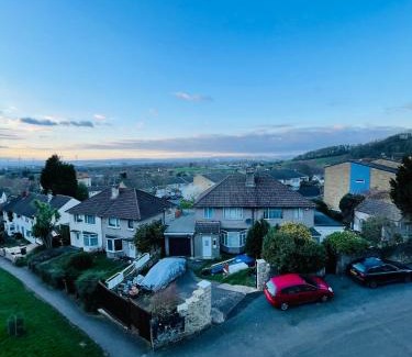 Severn Beach House | Cheerful 5-bedroom with free parking