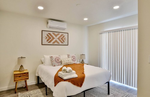 Westminster House | Cheerful 7 Bedrooms, sleeps 20 people, just minutes to Disneyland.
