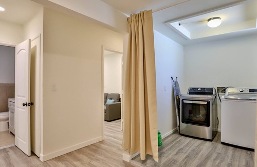 Westminster House | Cheerful 7 Bedrooms, sleeps 20 people, just minutes to Disneyland.