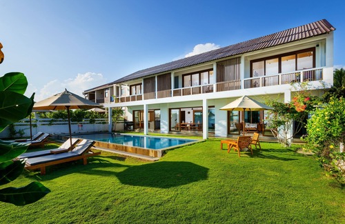 Gurupokuna Villa | Cheerful Beach Front 4 BR Villa with a Pool & Chef