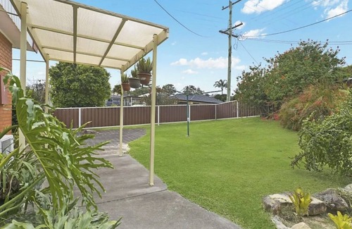 Redhead House | Cheerful beach house at redhead beach