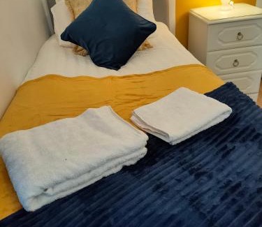 Becontree House | Cheerful Gem of Barking & Dagenham 3 Bedroom House Entire Property