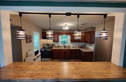 Campbellsville House | Cheerful Home w/Fireplace